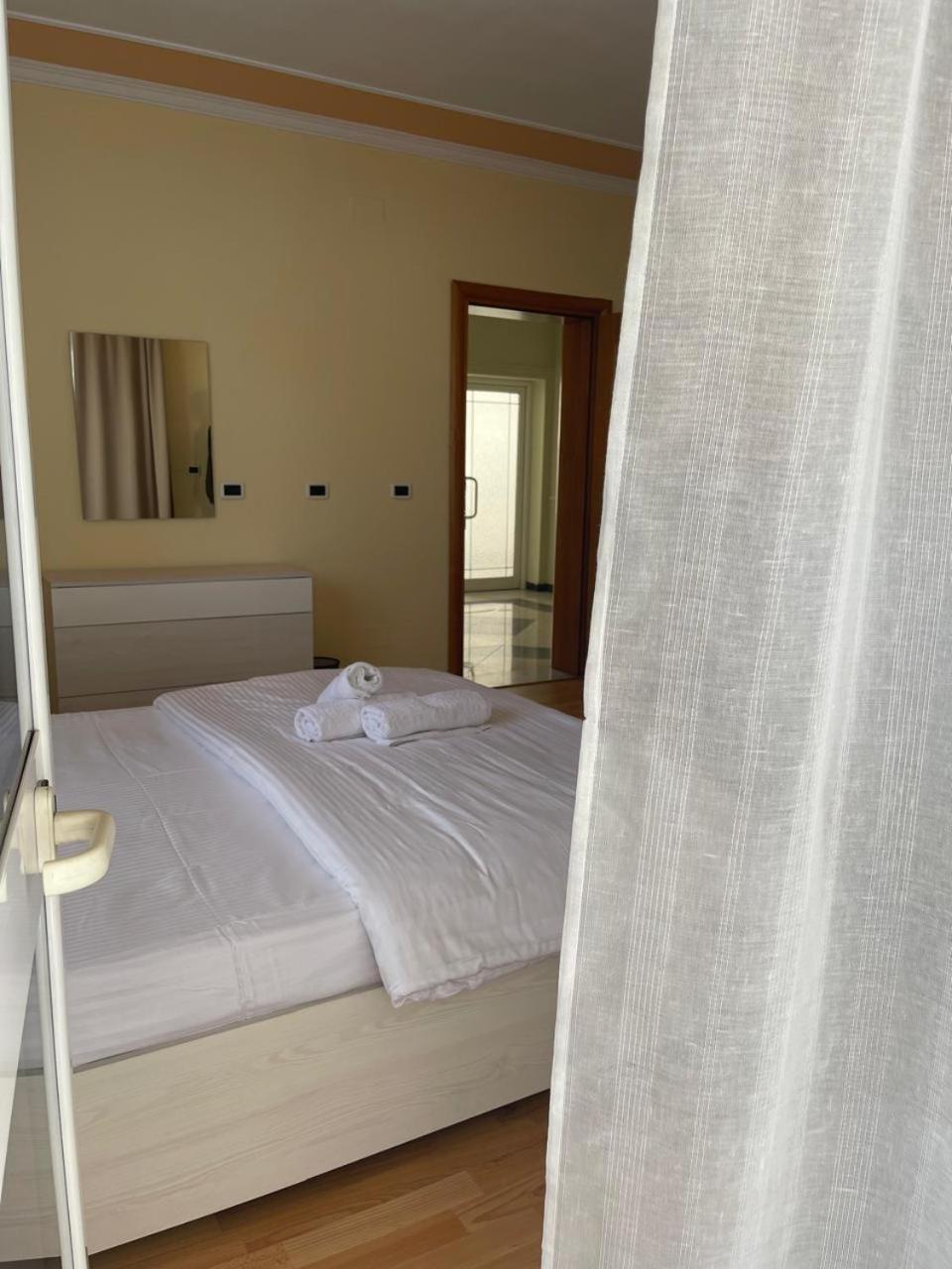 Mandarine Hostel Tirana Bagian luar foto