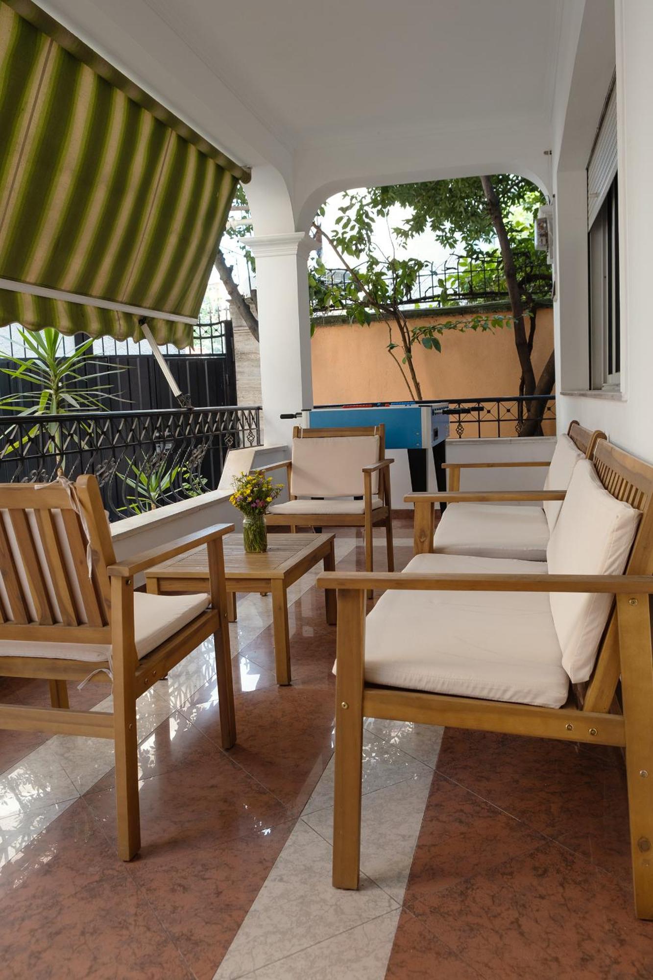 Mandarine Hostel Tirana Bagian luar foto