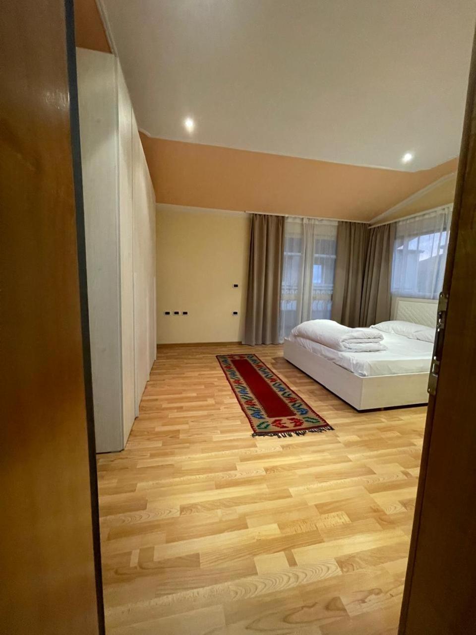 Mandarine Hostel Tirana Bagian luar foto