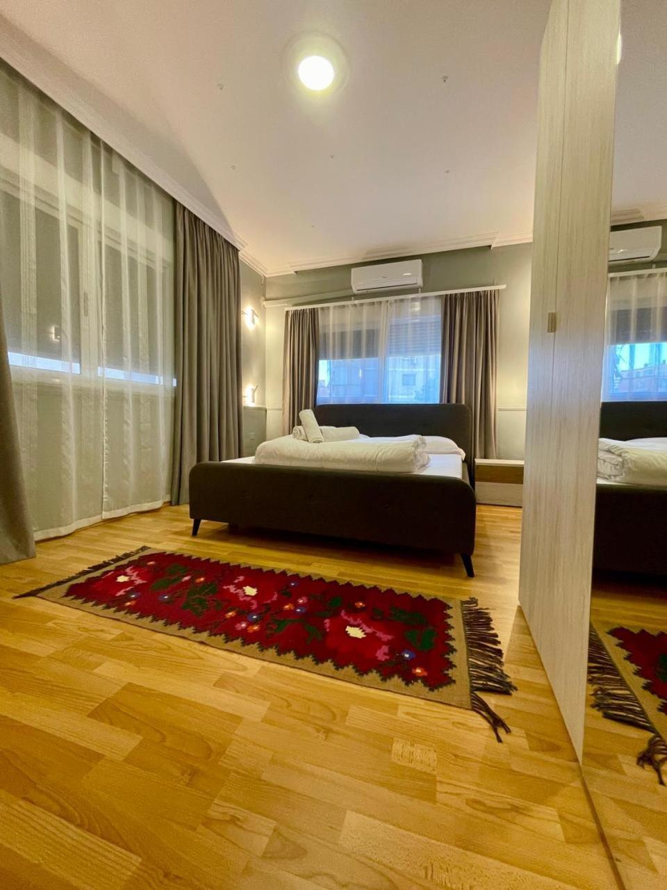 Mandarine Hostel Tirana Bagian luar foto