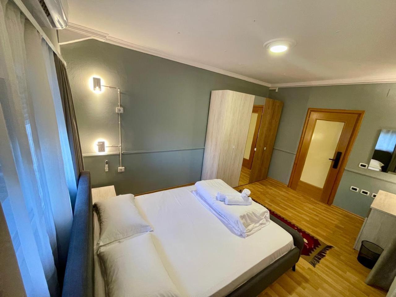 Mandarine Hostel Tirana Bagian luar foto